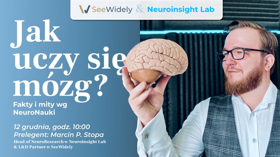 Marcin P. Stopa z Neuroinsight Lab i SeeWidely trzyma model mózgu na prelekcji „Jak uczy się mózg? Fakty i mity” – NeuroEfektywnie.pl